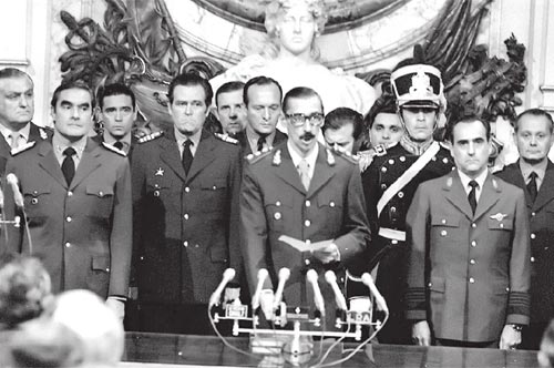 1giuramento-della-giunta-militare-di-massera-videla-agosti