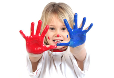 bimbo_con_mani_colorate