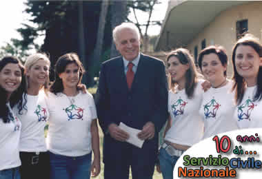 Massimo_Palombi_con_volonatarie_di_servizio_civile_speciale_servizio_civile